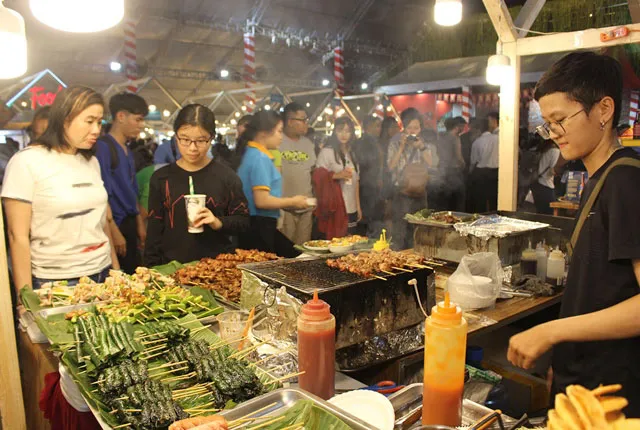 Đông đảo thực khách “khai hội” hàng trăm món ngon ảnh 9