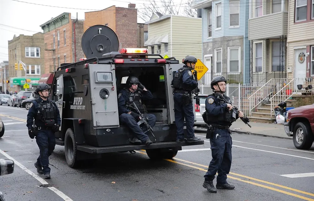 An ninh đươc tăng cường sau vụ nổ súng. (Ảnh: AP)