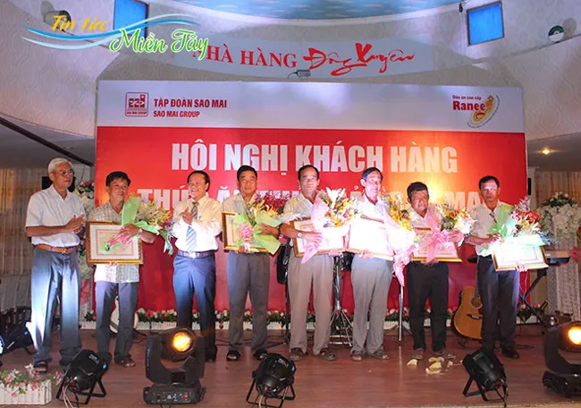 Ông Lê Thanh Thuấn, Tổng Giám đốc Sao Mai Group (thứ 3 trái qua) “cam kết” với hộ nuôi: “Ai nuôi cá cho IDI mà lỗ thì chính tôi lấy tiền túi ra bù”.