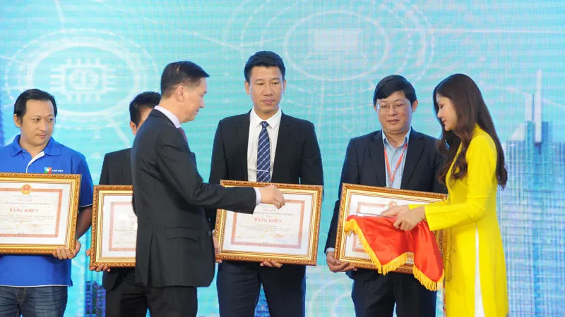 Ông Trần Vĩnh Tuyến, Phó Chủ tịch UBND TPHCM trao bằng khen cho ông Nguyễn Duy Lai, Phó tổng giám đốc FSI tại giải thưởng CNTT-TT TPHCM.