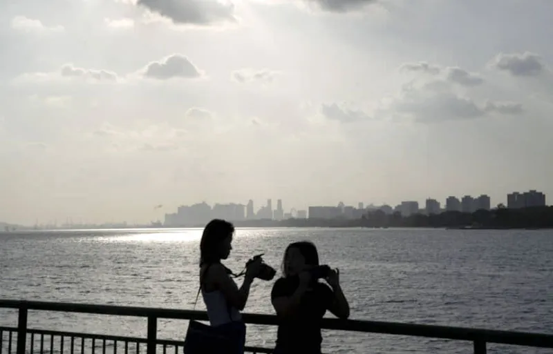 Khu thương mại Singapore nằm trên mặt nước biển được xây dựng trên vùng đất khai hoang tại Công viên Bờ biển Đông. Ảnh: Bloomberg.