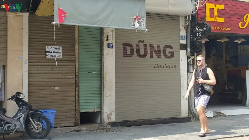 Hàng loạt cửa hàng tiếp tục đóng cửa vì dịch bệnh.