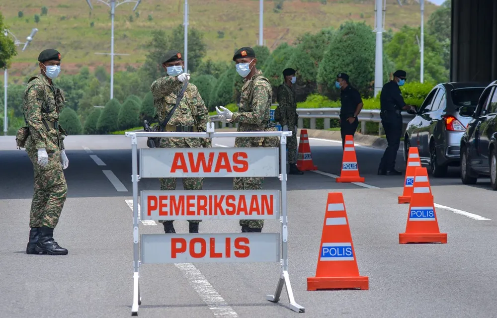 Cảnh sát và binh sỹ phong tỏa một khu vực ở Putrajaya, Malaysia trong bối cảnh dịch COVID-19 lan rộng. (Ảnh: THX/TTXVN)