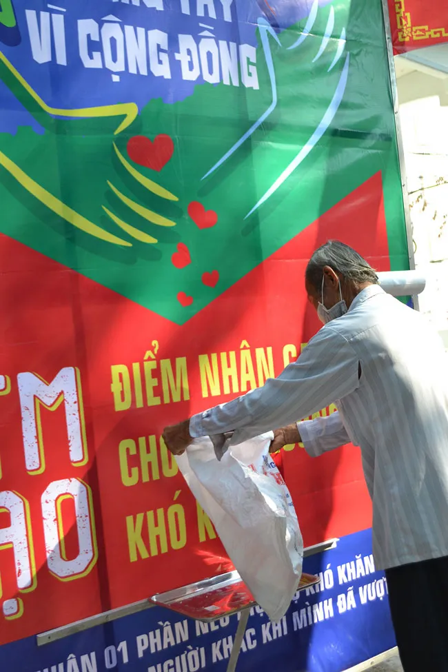 Hậu Giang: Cùng lúc đưa 4 ATM gạo vào hỗ trợ người nghèo ảnh 1