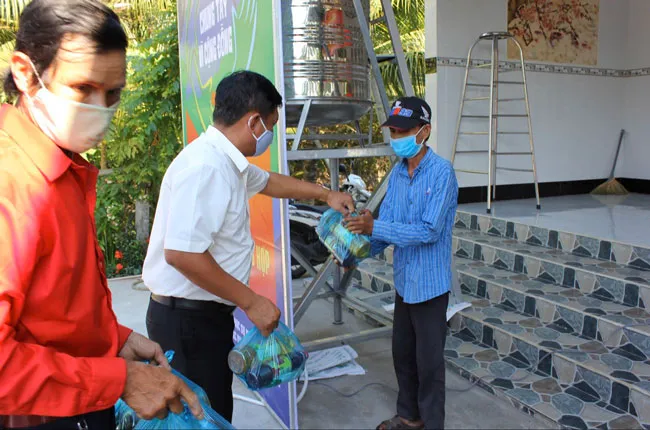 Hậu Giang: Cùng lúc đưa 4 ATM gạo vào hỗ trợ người nghèo ảnh 2