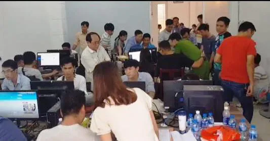 Cơ quan chức năng kiểm tra hoạt động của các công ty núp bóng vay app - Ảnh: Công an cung cấp