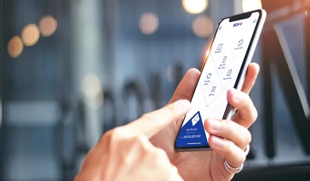 Ứng dụng ngân hàng đang trở thành một phần tất yếu của cuộc sống hiện đại. (Ảnh: CTV/Vietnam+)