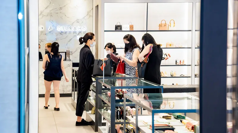 Người dân trở lại mua sắm tấp nập tại một Trung tâm thương mại ngay sau khi lệnh giãn cách xã hội được gỡ bỏ.