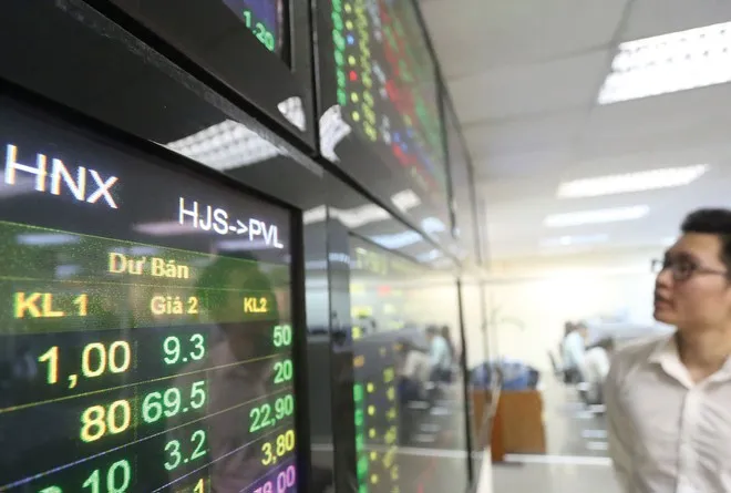 Tiền đổ dồn vào thị trường, VN Index chạm mốc 900 điểm