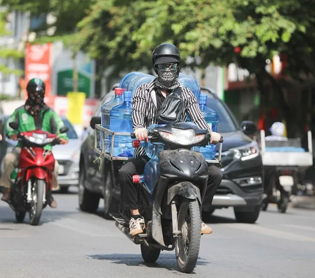 Thời tiết nắng nóng, tia UV ở mức cao, người dân cần trang bị tốt đồ bảo hộ khi ra đường để bảo vệ sức khỏe. (Ảnh: Thanh Tùng/TTXVN)