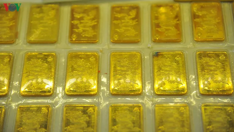 Giá vàng trong nước và thế giới diễn biến ngược chiều