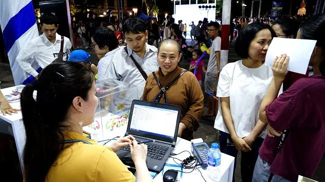 Hàng nghìn người dân Hà Nội tham dự Vietnam Airlines Festa tháng 6 ảnh 4