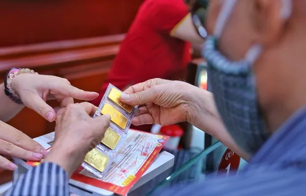 Giao dịch vàng tại Công ty Vàng bạc Đá quý Bảo Tín- Minh Châu. (Ảnh: Danh Lam/TTXVN)