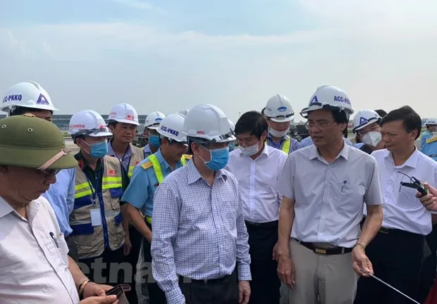 Bo truong GTVT 'chot' thoi gian sua chua xong duong bang Noi Bai hinh anh 2