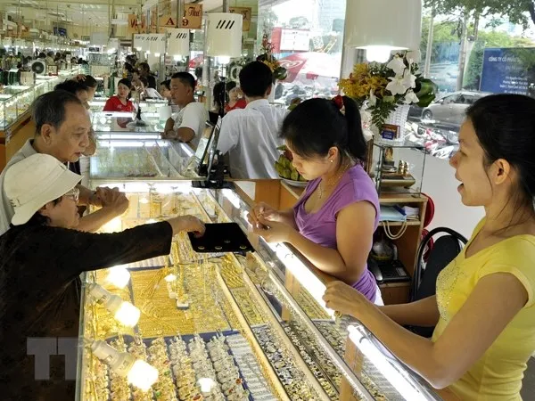 Giao dịch vàng tại doanh nghiệp. (Ảnh: TTXVN)