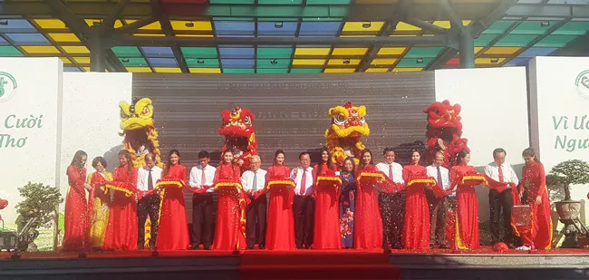 Nghi thức cắt băng khánh thành Bệnh viện chuyên khoa Sản nhi tỉnh Sóc Trăng - Ảnh TUẤN QUAN