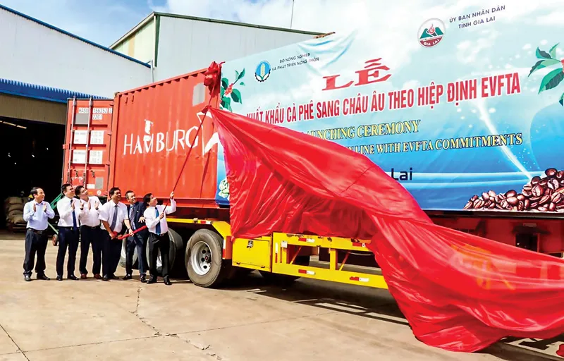 Phát lệnh xuất khẩu lô cà phê đầu tiên của Việt Nam sang châu Âu theo EVFTA.