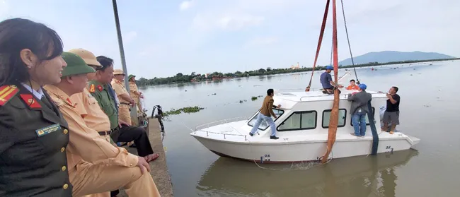 TNG Holdings Vietnam tặng cano cứu hộ cho Bộ Công an ảnh 3