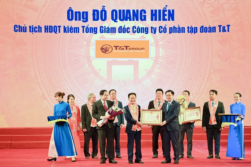 “Bầu Hiển” ủng hộ 8 tỷ đồng tiếp sức đồng bào miền Trung vượt lũ ảnh 1
