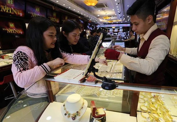 Khách hàng giao dịch vàng miếng. (Ảnh: TTXVN)