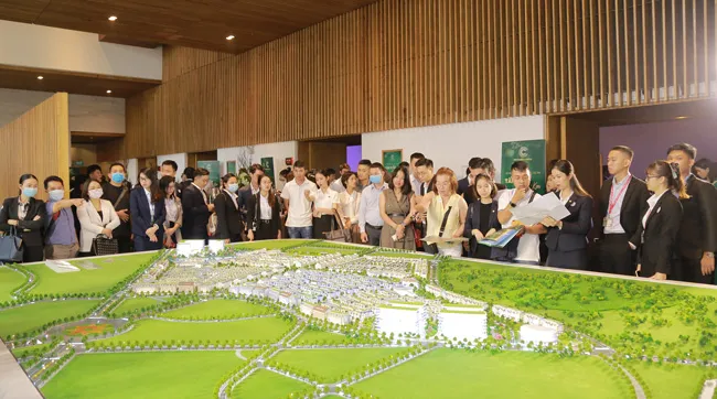 Meyhomes Capital Phú Quốc tặng khách hàng Mercedes C180 ảnh 2