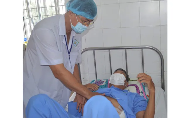 Bác sĩ chăm sóc bệnh nhân sau khi phẫu thuật thành công