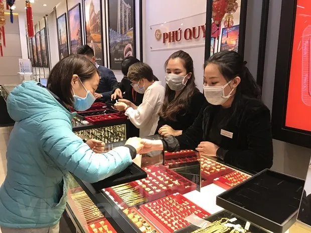 Khách hàng giao dịch vàng miếng. (Ảnh: Đức Duy/Vietnam+)