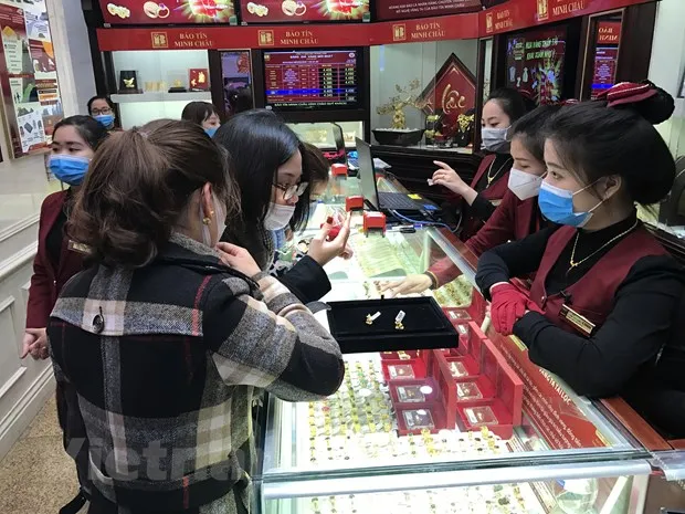 Khách hàng giao dịch vàng miếng. (Ảnh: Đức Duy/Vietnam+)