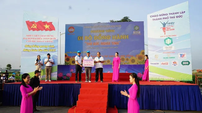 Van Phuc Group ủng hộ 1 tỷ đồng cho quỹ người nghèo quận Thủ Đức ảnh 1