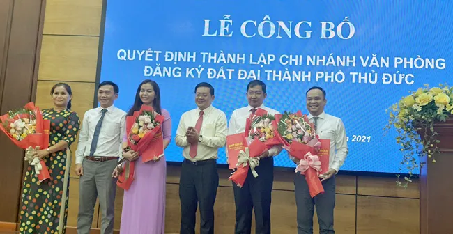 Ông Nguyễn Hữu Anh Tứ, PCT UBND TP Thủ Đức (thứ 2 từ trái qua) và ông Nguyễn Toàn Thắng, Giám đốc Sở TNMT (thứ 4 từ trái qua) chúc mừng Ban giám đốc Chi nhánh văn phòng ĐKĐĐ TP Thủ Đức.