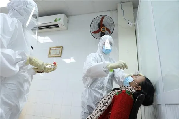 Thu tuong: To chuc tiem vacxin ngua COVID-19 kip thoi hon nua hinh anh 1