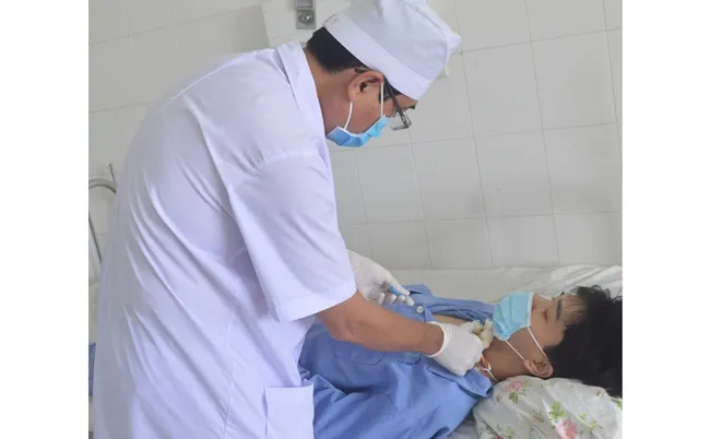 Các bác sĩ chăm sóc cho nạn nhân sau khi phẫu thuật thành công