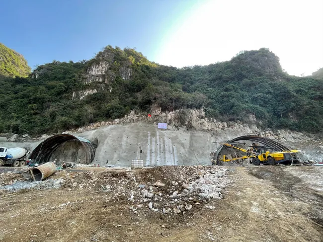 Dự án cao tốc Mai Sơn-QL45 đang triển khai thi công 54 mũi, sản lượng đạt khoảng 5% về cơ bản đang triển khai đúng tiến độ đề ra. Ảnh: VGP