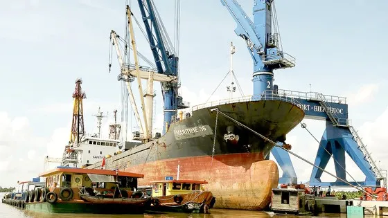 Tàu vào bốc dỡ hàng tại cảng Sài Gòn - Hiệp Phước, huyện Nhà Bè. Ảnh: CAO THĂNG