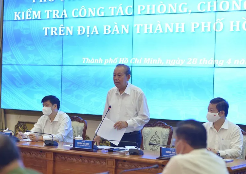 Chủ tịch TPHCM: ‘Ra đường là phải đeo khẩu trang’ ảnh 2
