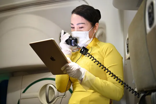 Nhiều hoạt động kỷ niệm ngày 30/4 trên các chuyến bay Vietnam Airlines ảnh 1