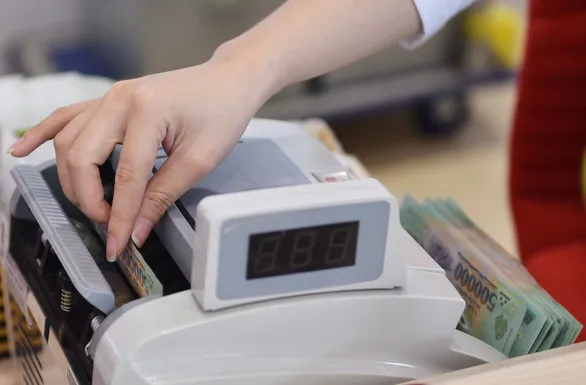 Khách hàng giao dịch tại một ngân hàng trên đường Tôn Đức Thắng (Q.1, TP.HCM) - Ảnh: NGỌC PHƯỢNG