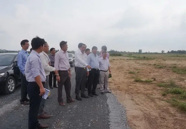 Ngành chức năng kiểm tra dự án đầu tư tại huyện Bến Lức. (Nguồn: baolongan)