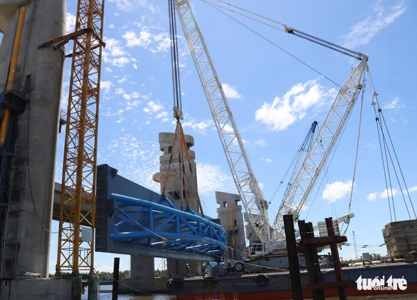 Cửa van cuối cùng trong số 11 cửa van đã được đưa vào lắp vào cống Cái Lớn sáng 17-6 - Ảnh: CHÍ QUỐC