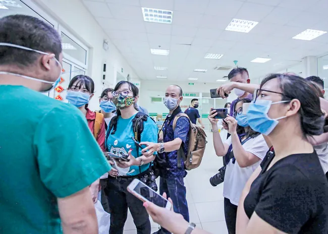 Lợi thế về thông tin chính thống cùng với tính chuyên nghiệp của báo truyền thống, sẽ làm nên sự khác biệt mà mạng xã hội không có được. Ảnh: VIẾT CHUNG