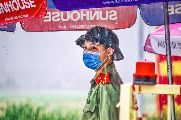 Lực lượng chức năng vẫn duy trì các chốt kiểm soát phòng, chống dịch COVID-19 tại 3 huyện Yên Thế, Hiệp Hòa và Yên Dũng - Ảnh: YÊN DŨNG