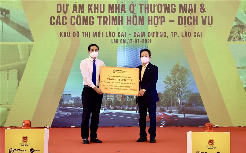 Ông Đỗ Quang Hiển, Chủ tịch HĐQT kiêm Tổng Giám đốc Tập đoàn T&T Group (bên phải) trao tặng trang thiết bị y tế hỗ trợ công tác phòng, chống dịch Covid-19 cho ông Trịnh Xuân Trường, Chủ tịch UBND tỉnh Lào Cai (bên trái). Nguồn: T&T