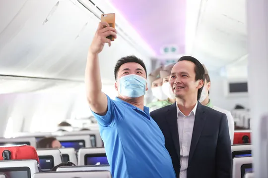 Chủ tịch Bamboo Airways xuất hiện trên khoang tặng quà hành khách trước thềm Quốc khánh 2-9 - Ảnh 9.