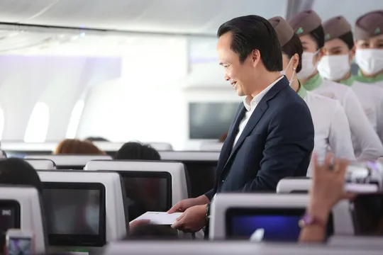 Chủ tịch Bamboo Airways xuất hiện trên khoang tặng quà hành khách trước thềm Quốc khánh 2-9 - Ảnh 10.
