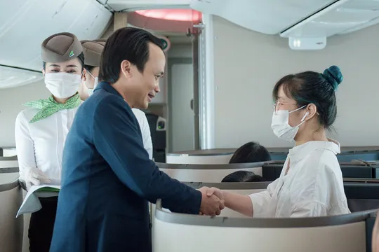 Chủ tịch Bamboo Airways xuất hiện trên khoang tặng quà hành khách trước thềm Quốc khánh 2-9 - Ảnh 7.