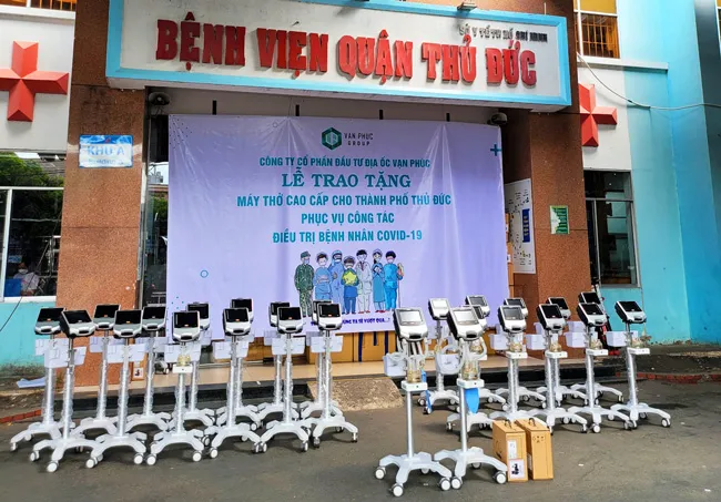 Van Phuc Group tặng 26 máy thở cho các bệnh viện tại TP Thủ Đức ảnh 1