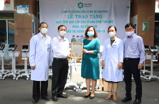 Van Phuc Group tặng 26 máy thở cho các bệnh viện tại TP Thủ Đức ảnh 2