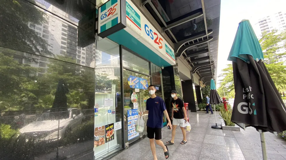 Siêu thị tất bật soạn hàng cho khách sáng 23-8 dù còn lúng túng nhân sự - Ảnh 6.