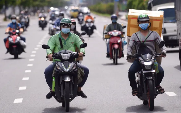 Shipper chở hàng giao cho khách trên đường Cộng Hòa, quận Tân Bình, TP.HCM - Ảnh: QUANG ĐỊNH