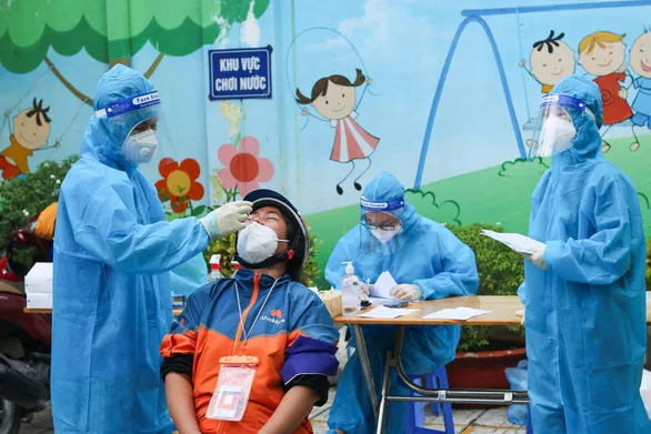 Đường sá đầu tuần nhộn nhịp, hàng trăm shipper chờ xét nghiệm COVID-19 - Ảnh 4. Đường sá đầu tuần nhộn nhịp, hàng trăm shipper chờ xét nghiệm COVID-19 - Ảnh 4.